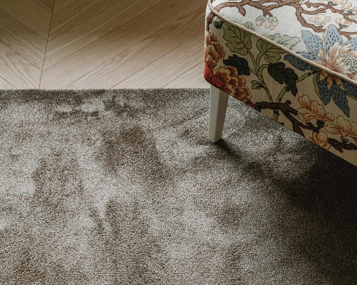 Mattojen kotisovitus – kuinka valita oikean kokoinen matto olohuoneeseen?