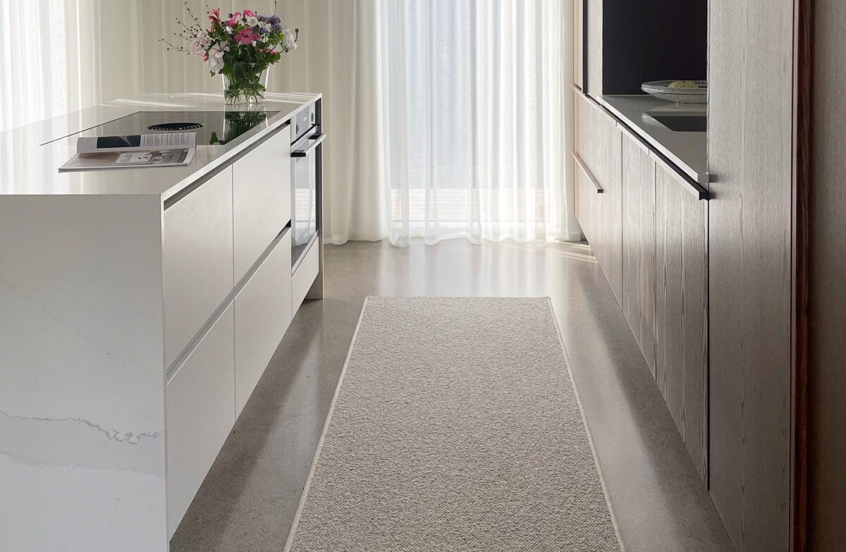Avokeittiön ja olohuoneen rajaaminen matolla